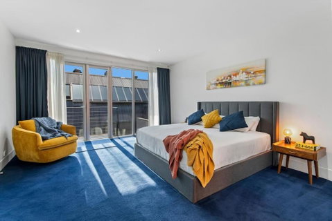 Stunning Executive Townhouse In Richmond - Holiday Find 1