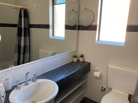 SUBI CENTRAL CLOSE CBD HOSPITALS WIFI NETFLIX WINE - Holiday Find 2