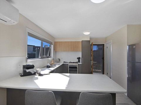 T Bar On Twynam - Modern 2BR Apartment L WiFi L Netflix L BBQ L Smart TV L Air-Con - Holiday Find 3