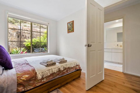 Tapanak Renovated Townhouse Close To City - Holiday Find 1