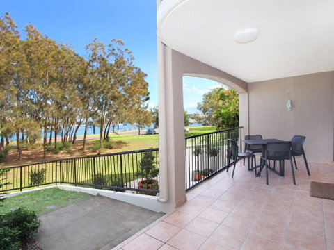 Beachport 14 - 2 BDRM Apt With Canal Views On Parkyn Pde - Holiday Find 0