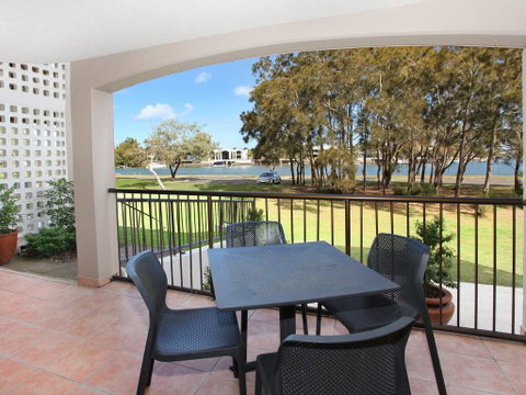 Beachport 14 - 2 BDRM Apt With Canal Views On Parkyn Pde - Holiday Find 1