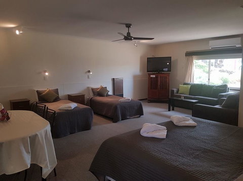 Beachport Motor Inn - Holiday Find 1