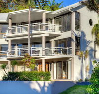 BEACHSIDE MANOR - walk to the beach - Holiday Find