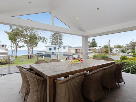 Beauty And The Beach', 88 Foreshore Drive - Large Home With WIFI & Water Views - Holiday Find 0