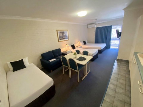 Benson Court Motel - Holiday Find 1