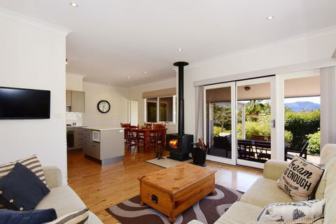 Bimbadeen - Comfortable Country Styled House! - Holiday Find 1