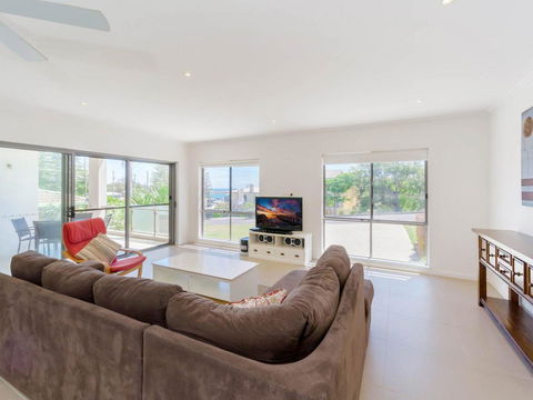 Bimbadeen Unit 3 - Across From The Beach - Lift In Complex - Holiday Find 2