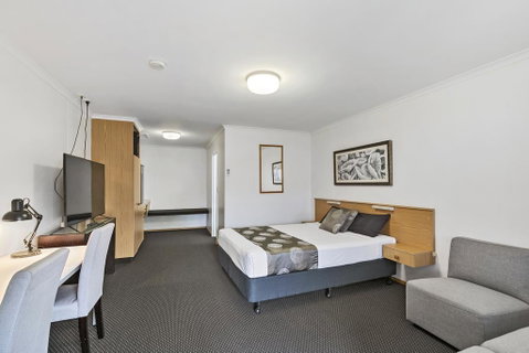 Blue Shades Motel - Holiday Find 0