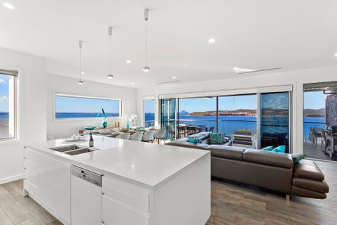 Blue Water Splendour - Infinity Pool And Amazing Views!! - Holiday Find 3