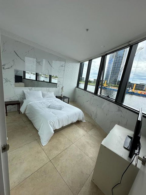 Yarra River Waterfront Stunning Water View Two Entrance Big Apartment See Fire Works Downstairs Paid Swimming Pool Gym And Private Spa Free City Tram - Holiday Find 0