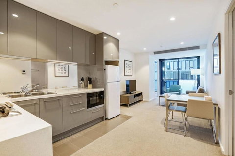 Your Own Oasis - Quiet One Bedroom Apt Near Crown - Holiday Find 2